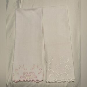 2 Vintage Towels Pink White Embroidered Monogrammed “B” 17X30 Grannycore Cottage